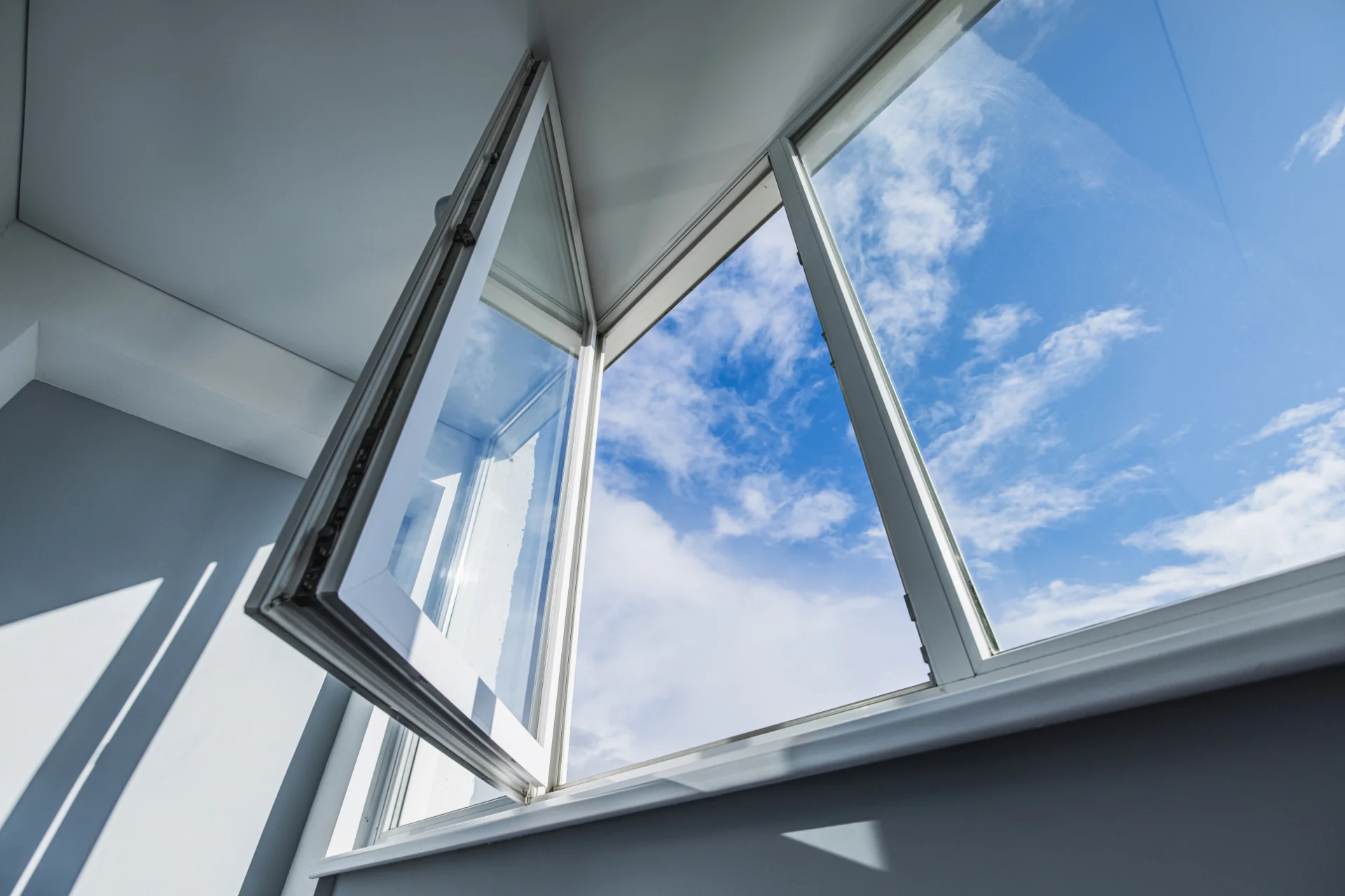 VLX 80 Casement Window in Riverside, CA | Meridian Windows and Doors Riverside - detail 1